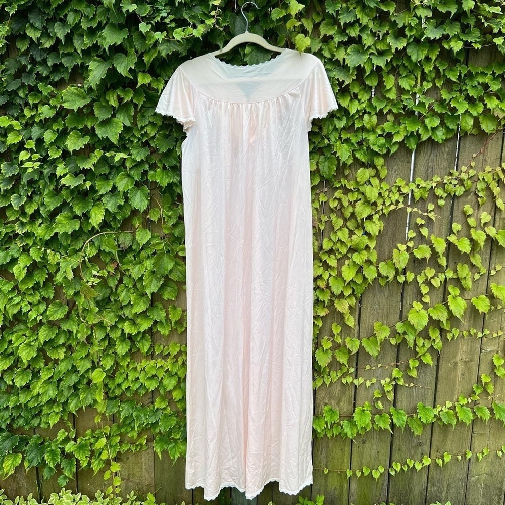 Vintage embroidered nightgown with pearl buttons - Picture 2 of 3